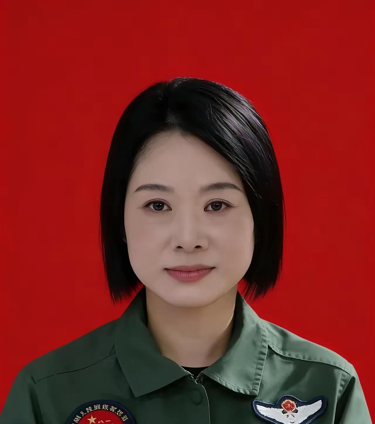 谭红梅，女，汉族，中共党员，空军特级飞行员，现任空军航空兵某师副师长，是我国第七