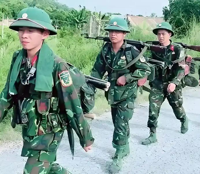 泰国装甲突击遭阻击，泰军紧急报告：前方根本不是柬军，是外国兵。 泰柬边境这波