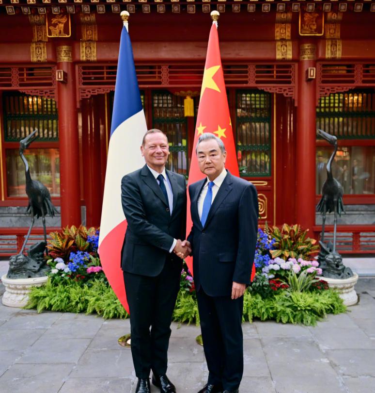 法国答应中国了北京时间5月8日，法国总统外事顾问博纳奔赴北京，和中共中央政治局