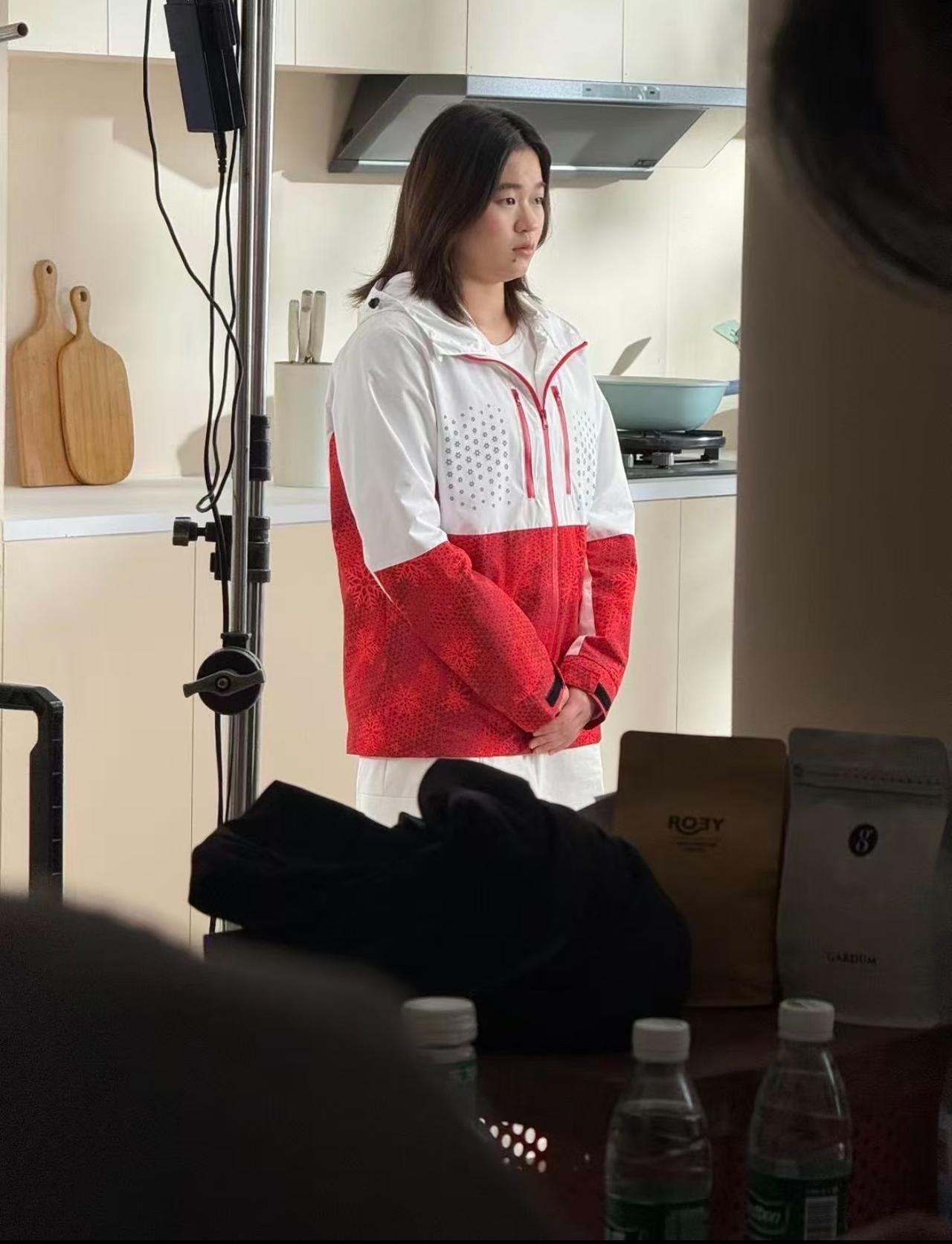 全红婵在广告拍摄现场的照片曝光，小姑娘面对镜头还是有点局促，眼神也稍显呆滞，缺乏