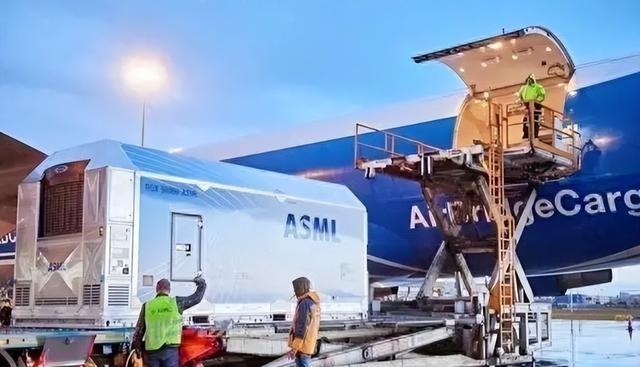 有个英国的媒体大佬，跑来中国转了一圈，回去长叹一口气，说要绝望了。他问了一圈中国