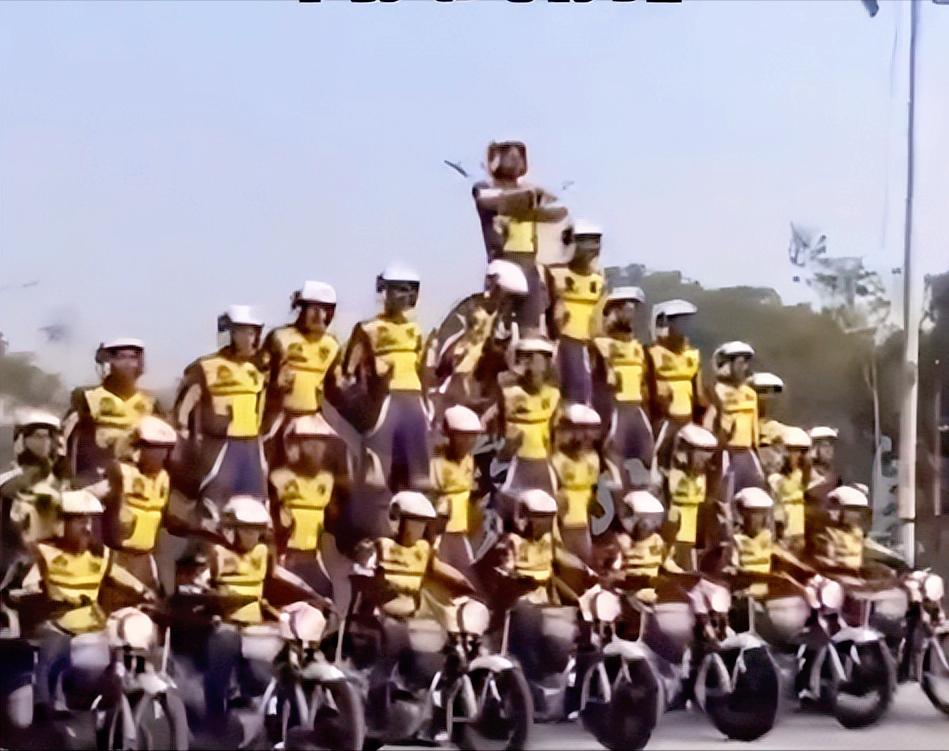 好家伙！印度阅兵的“大摩托”又开始整活了，这彩排视频刚放出来就直接看傻一群人，一