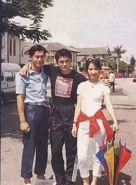 这张照片拍摄于27年前，能认出来三人的，估计都儿女绕膝了吧​​​