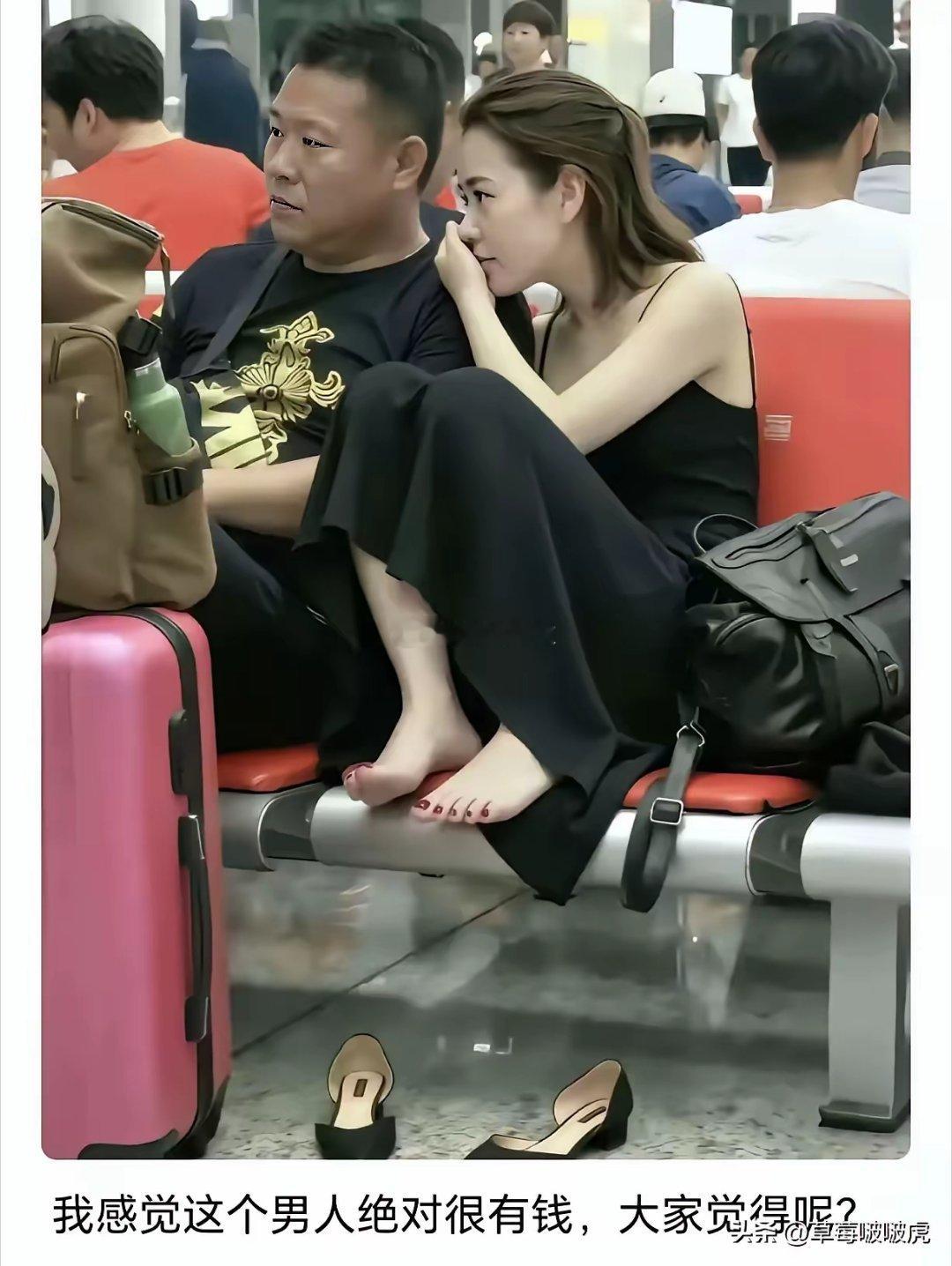 在候车大厅、在高铁上，为什么男士脱鞋光脚就令人讨厌，年轻漂亮的女士脱鞋光脚就没事