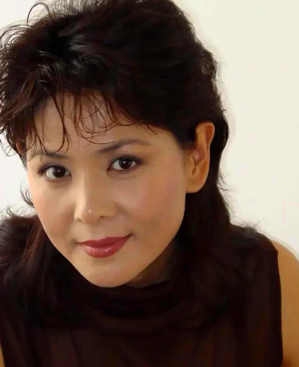 全世界都骂他是渣男的时候，她，一个头婚的大美女，嫁给了这个被千夫所指的二婚男人。