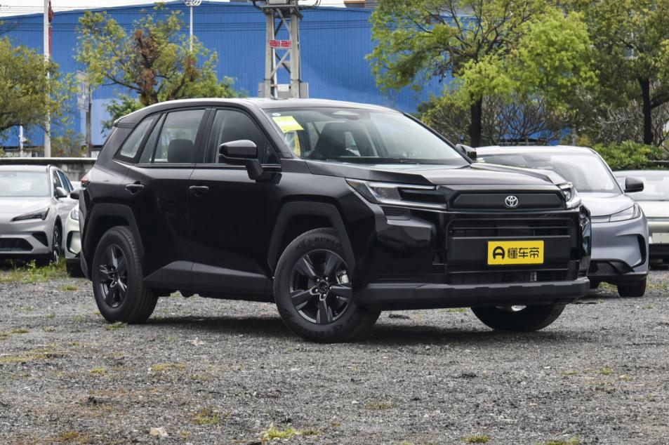 昨天加油，92号8块零3。我哥们在群里晒了小票：420块，跑了510公里。我说我