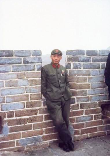 1971年，一名军人站在长城垛口边拍照留念。他看上去40岁左右，从身上穿的65式