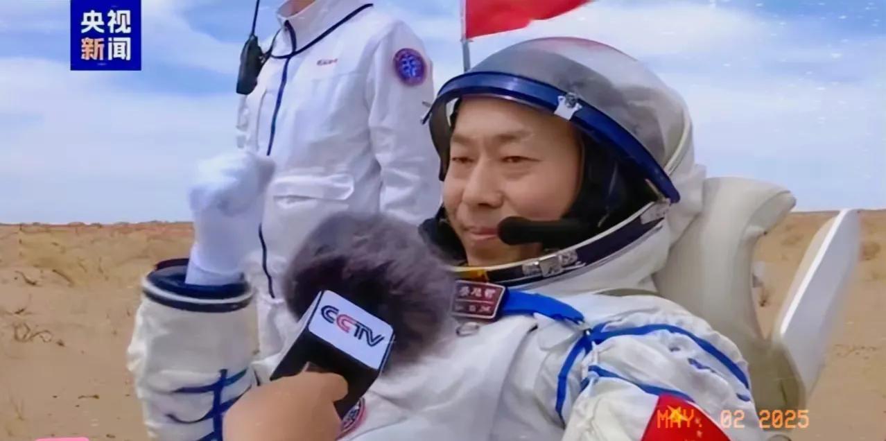 为啥中国航天员返航被抬着走，而美航天员是活蹦乱跳自己走？看到神舟十九号三位航天