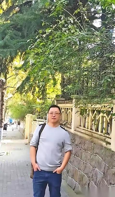 4月3日，青岛。46岁的刘海波，人没了。家里顶梁柱塌了，留下三个娃，一个刚上小