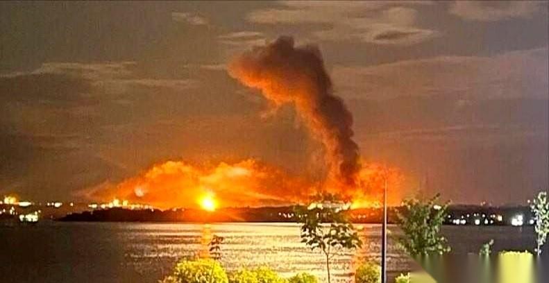 几百块钱的小飞机，直接干停了一个国家级的炼油厂。不是炸了个油罐，不是烧了一片厂