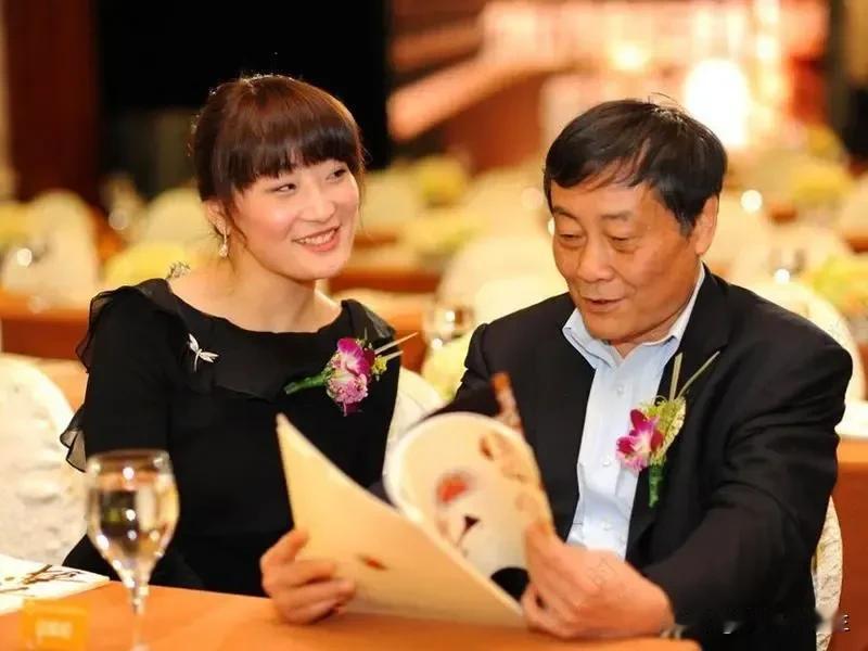 看过宗馥莉和她父亲的早期采访，你才知道，宗馥莉和她父亲早就看法完全不一样。她