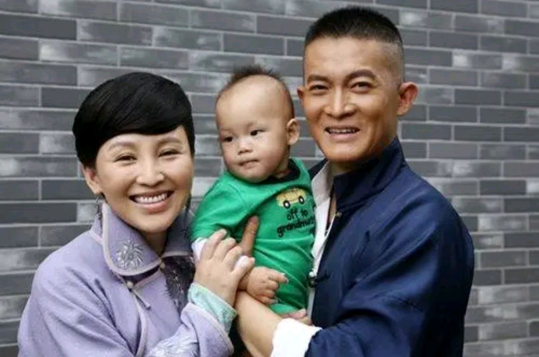 郭靖宇不但是岳丽娜的老公,还是著名男演员杨志刚的亲哥哥.