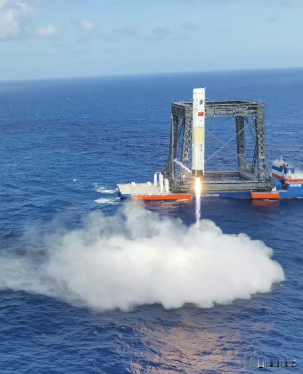 这张照片应该入选2026年前十佳照片。会成为2026年其中一张历史性照片。火箭返