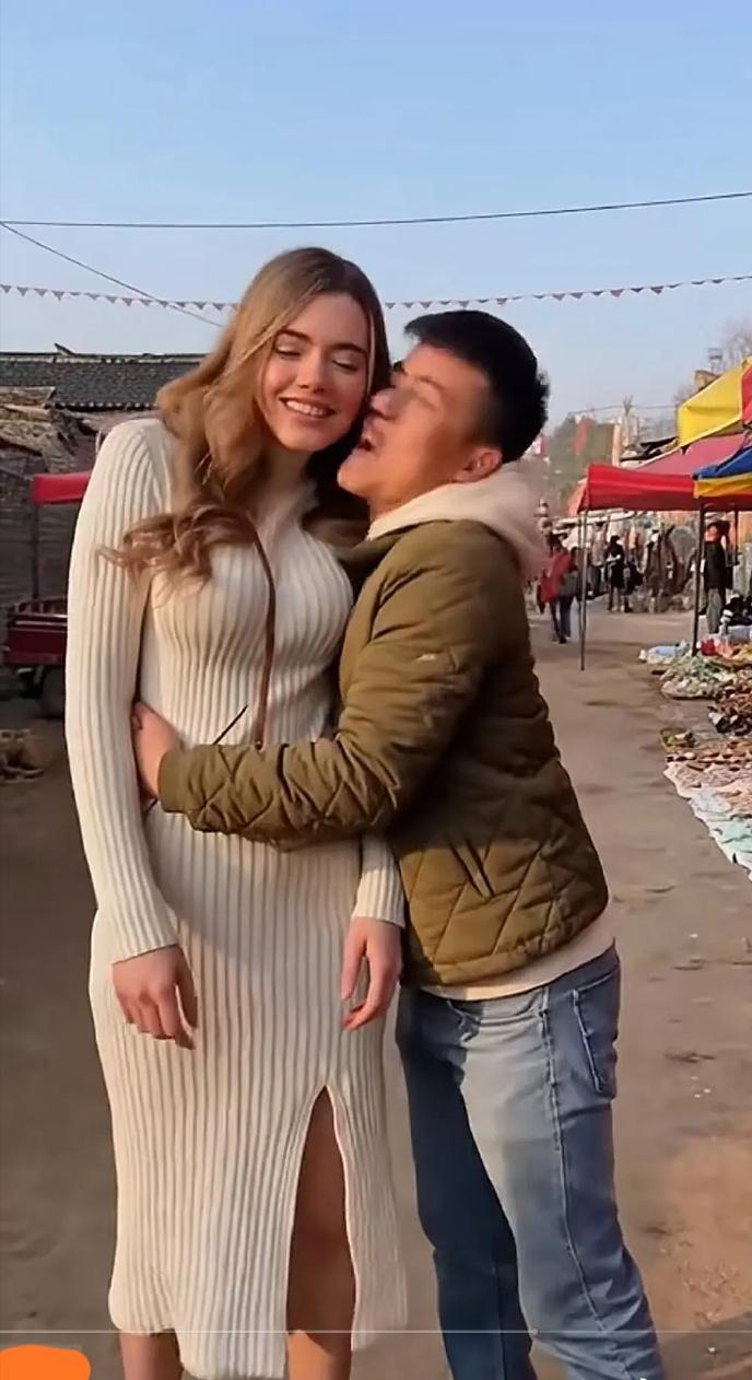 娶个俄罗斯媳妇多好，不用彩礼还送一辆车。小伙子1米7左右，俄罗斯姑娘个儿接近1