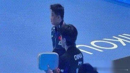 我宣布，本年度最强行为艺术，必须颁给王皓。真的，就刚才，观众席里有人喊“皓哥给签