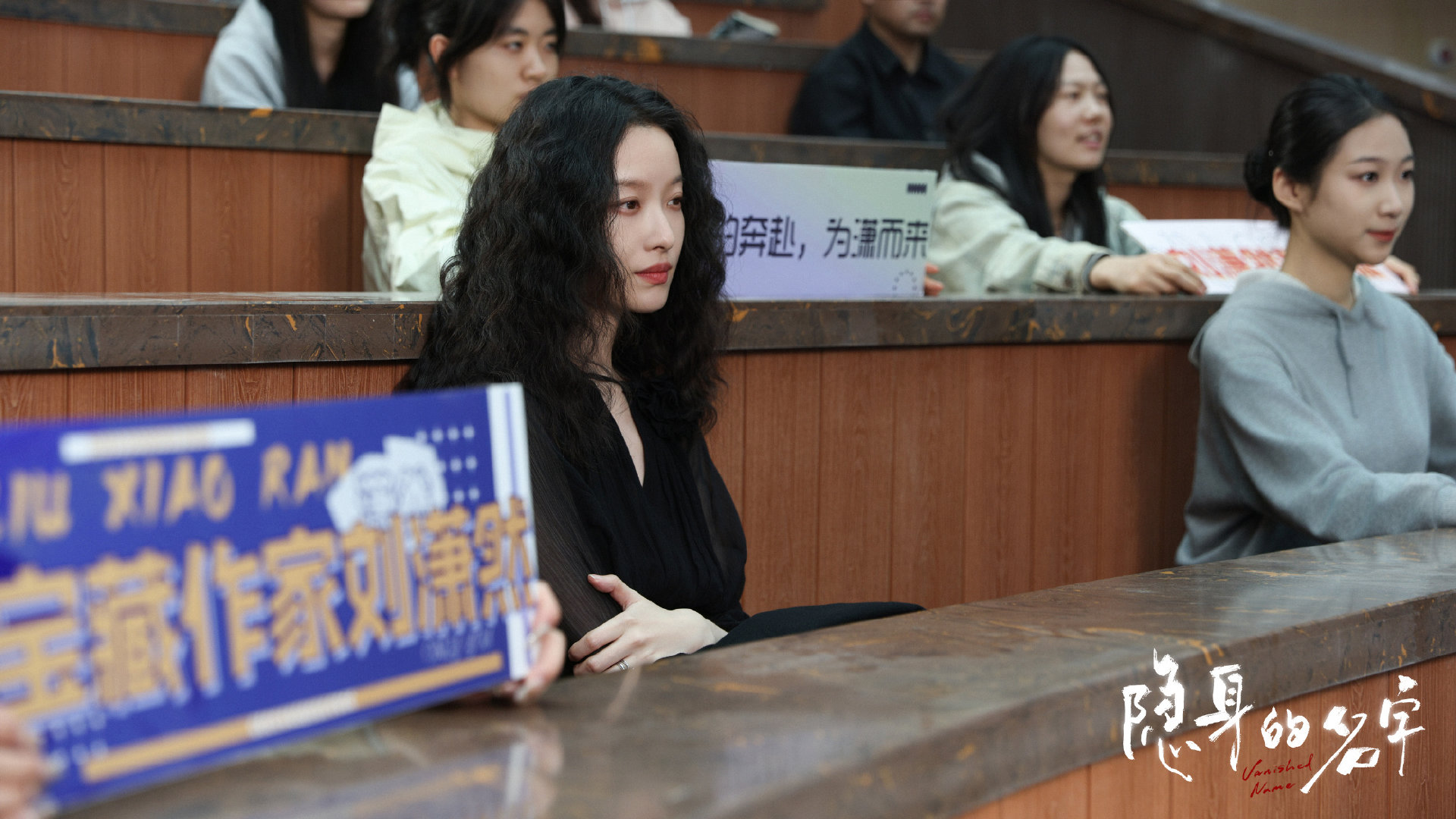 倪妮片场表演细节倪妮在片场全程入戏，不管有没有镜头、是不是在拍，表演状态ne