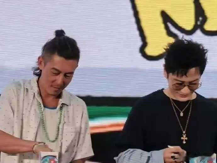 黄晓明和陈冠希两个年轻时各具特色的帅哥同框。人到中年，两个人的状态迥异，反差巨大