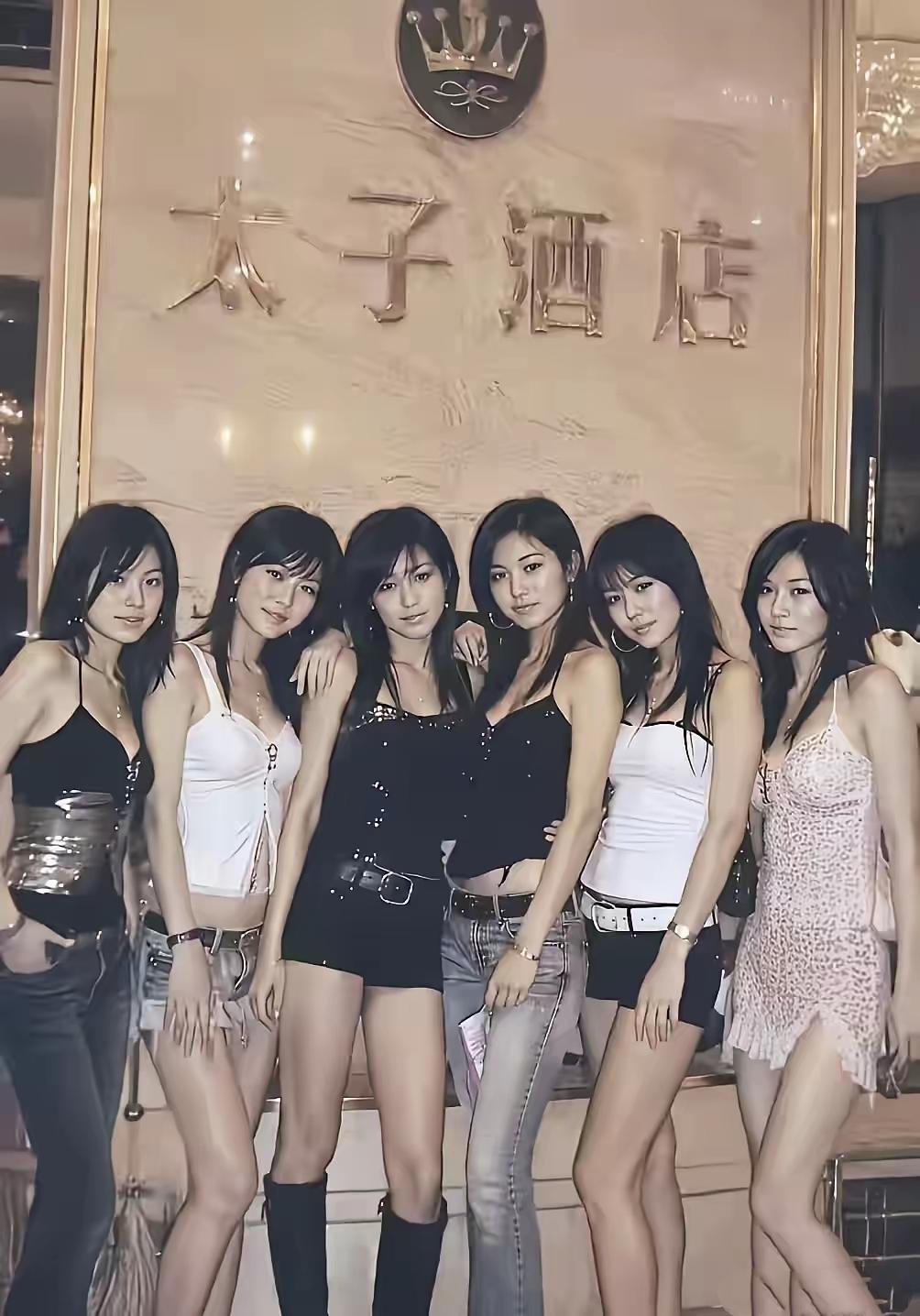 翻看这张老照片，不禁让人感慨时光的残酷。照片里这些正值芳华的女孩子，个个