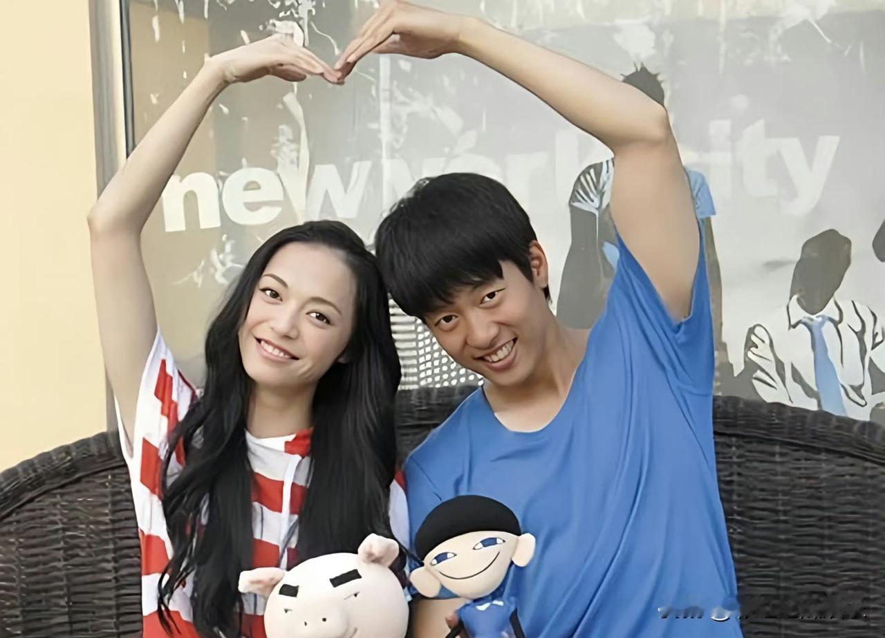 姚晨和凌潇肃有过一段婚姻，因为唐一菲介入他们的婚姻而离婚，当时闹得还很大。姚