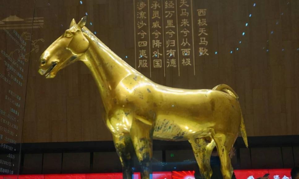 1981年，陕西兴平市，村民赵连山翻地时，挖出一匹金马，见四下无人他又将马偷偷地