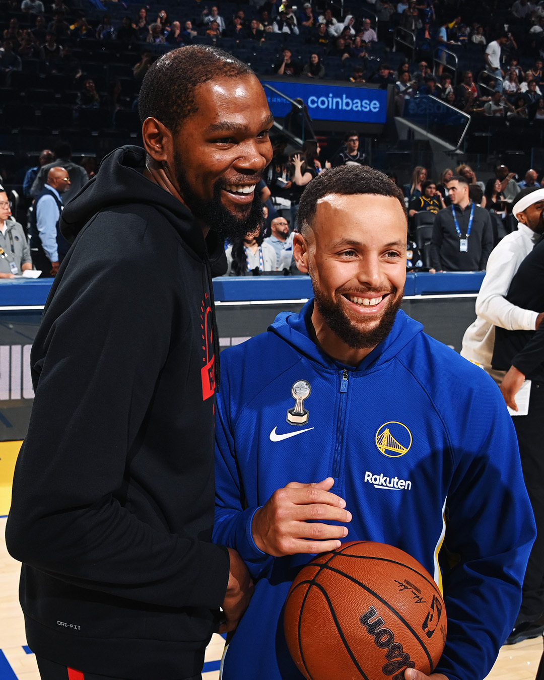 记者：在职业生涯的这个阶段，再次与杜兰特针锋相对是什么感觉？库里：作为一个竞争