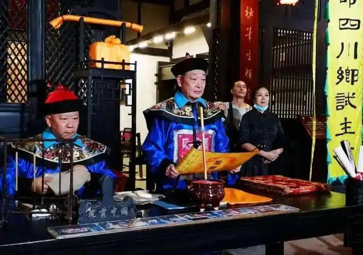 清朝一考生抱着一麻袋馒头参加殿试，谁料康熙却说：状元就是你了。在古代科举制度