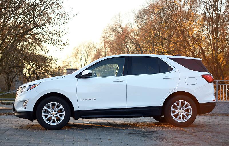 最近帮发小盯20万以内的家用中型SUV，绕来绕去还是绕不开别克昂科威。同价位国