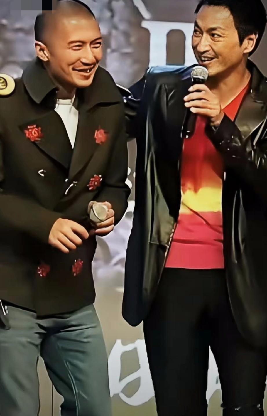 天呐，这还是我认识的男神谢霆锋吗？剃着光头是不是更显硬朗帅气？笑起来眼睛都弯