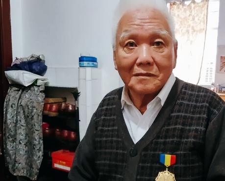 1944年9月的一天，桂柳战场，炮兵排长林竞远接到团长电话命令他赶快开炮，他拒绝