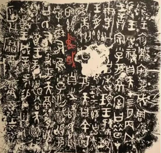 1975年，一顶铜樽正要被送往日本展览，装箱前，专家马承源出于热爱，伸手在内部摸