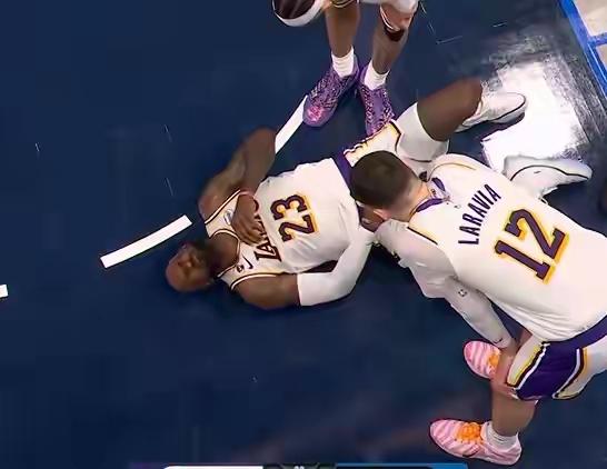 雷迪克再不下课，詹姆斯今夏走人？今天湖人对阵独行侠的比赛中出现惊魂一幕：第三节