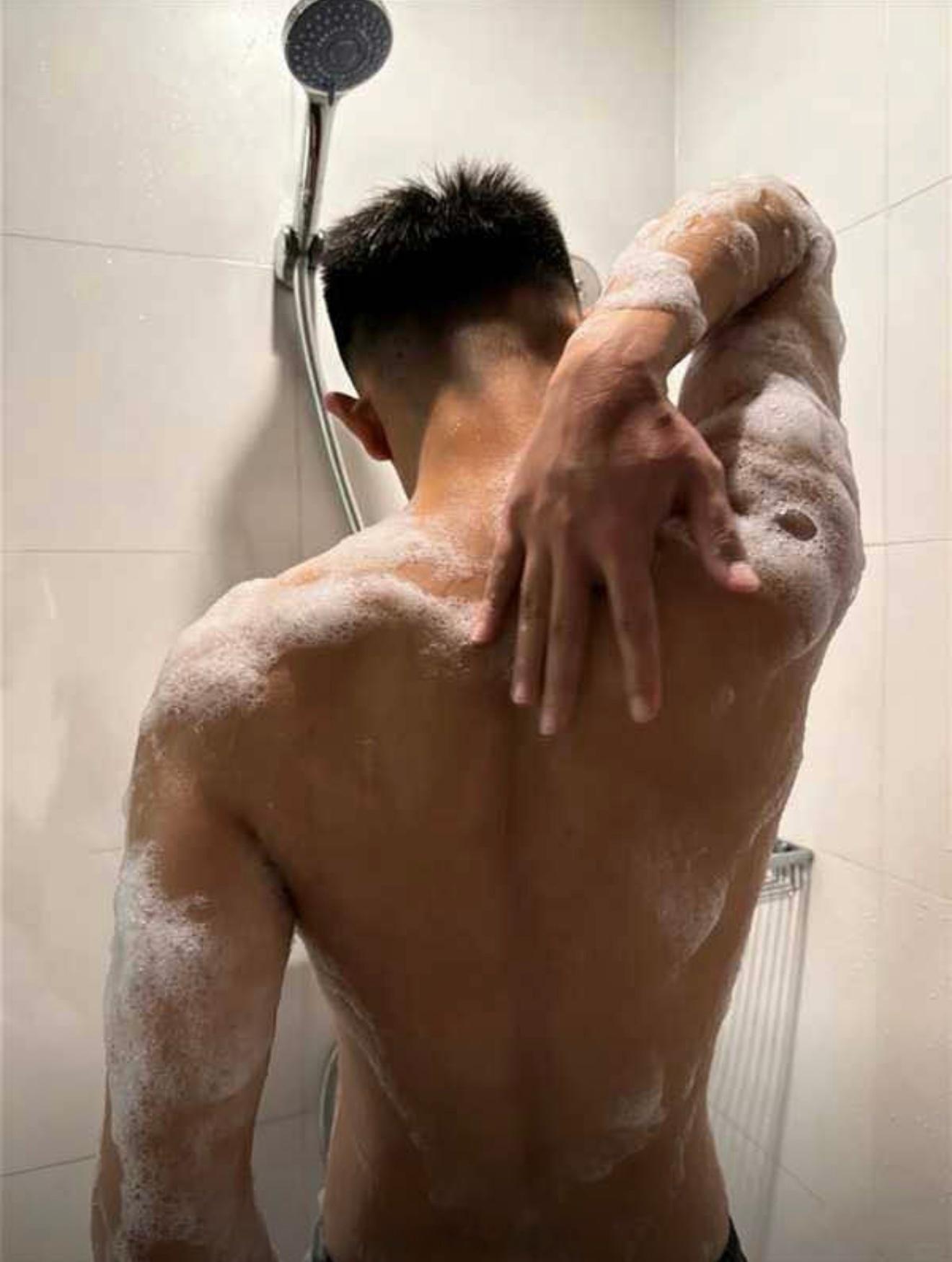型男帅哥窝沐浴型男，胸肌饱满，男友背超棒……[点赞]转发：帅哥型男胸肌肌肉男模强壮的男人​​​