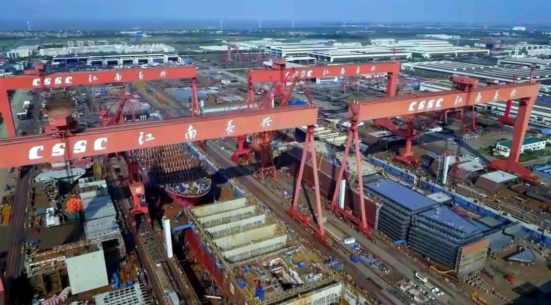 【官媒:中国航母“量产”来了！福建舰引领海军新纪元，双线布局震撼全场】