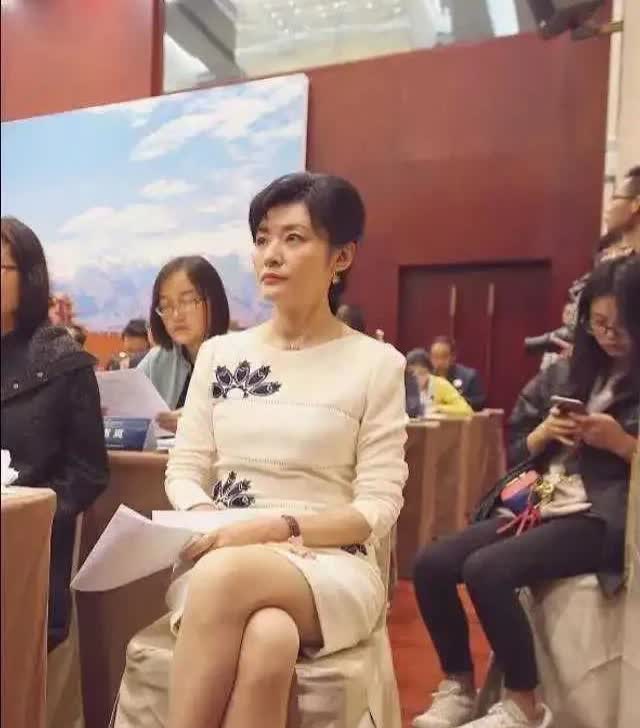 56岁周涛，美得挪不开眼！她是央视春晚的常客，也是知名女主持人，