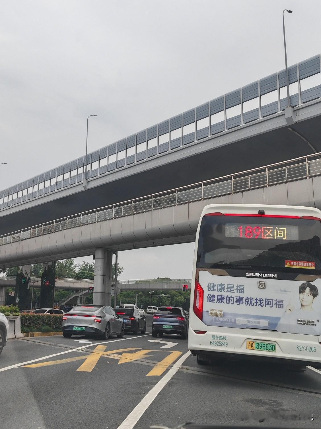 昨天吃过早饭，我给大姐打电话，告诉她我们上午去她家看婆婆，大姐说：来吧，一会我先
