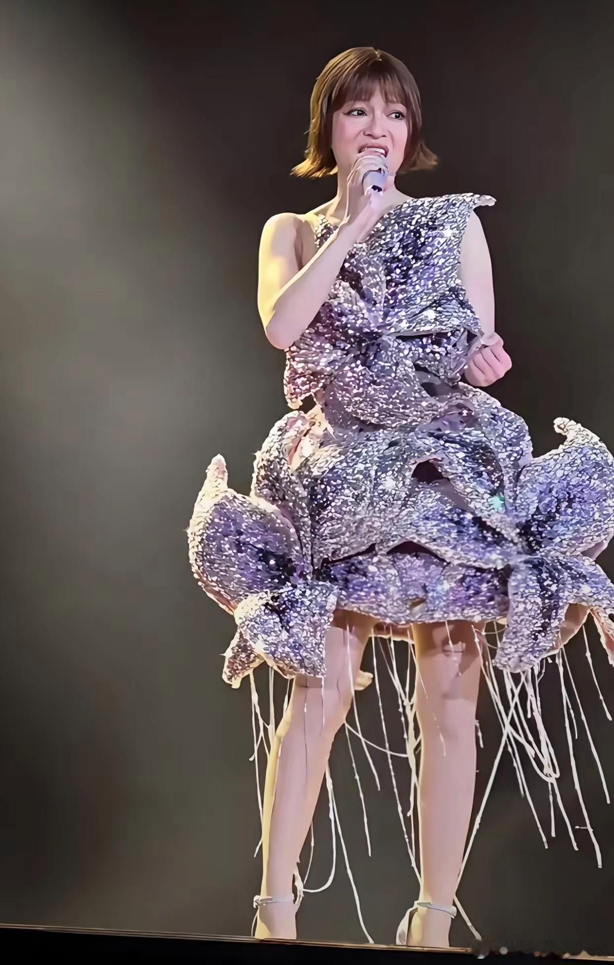 从美少女直接变成“大姨”了张韶涵现在的造型怎么变丑了？尤其是发型，跟鲁豫的短发有