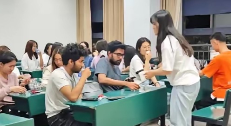 12个女生陪1个留学生上课这事儿真发生在大学山东大学去年刚叫停，别的学校