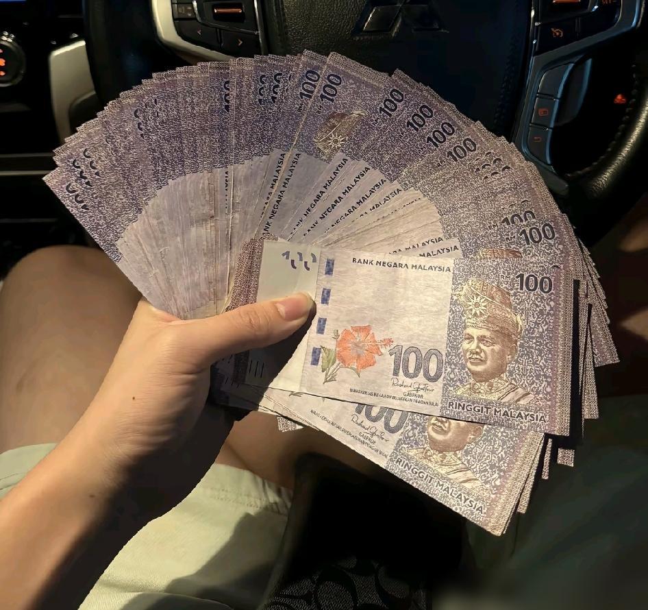 去年堂妹找我借了一万块，我不好意思开口催她还。她后来跟外国男朋友出了国，欠款