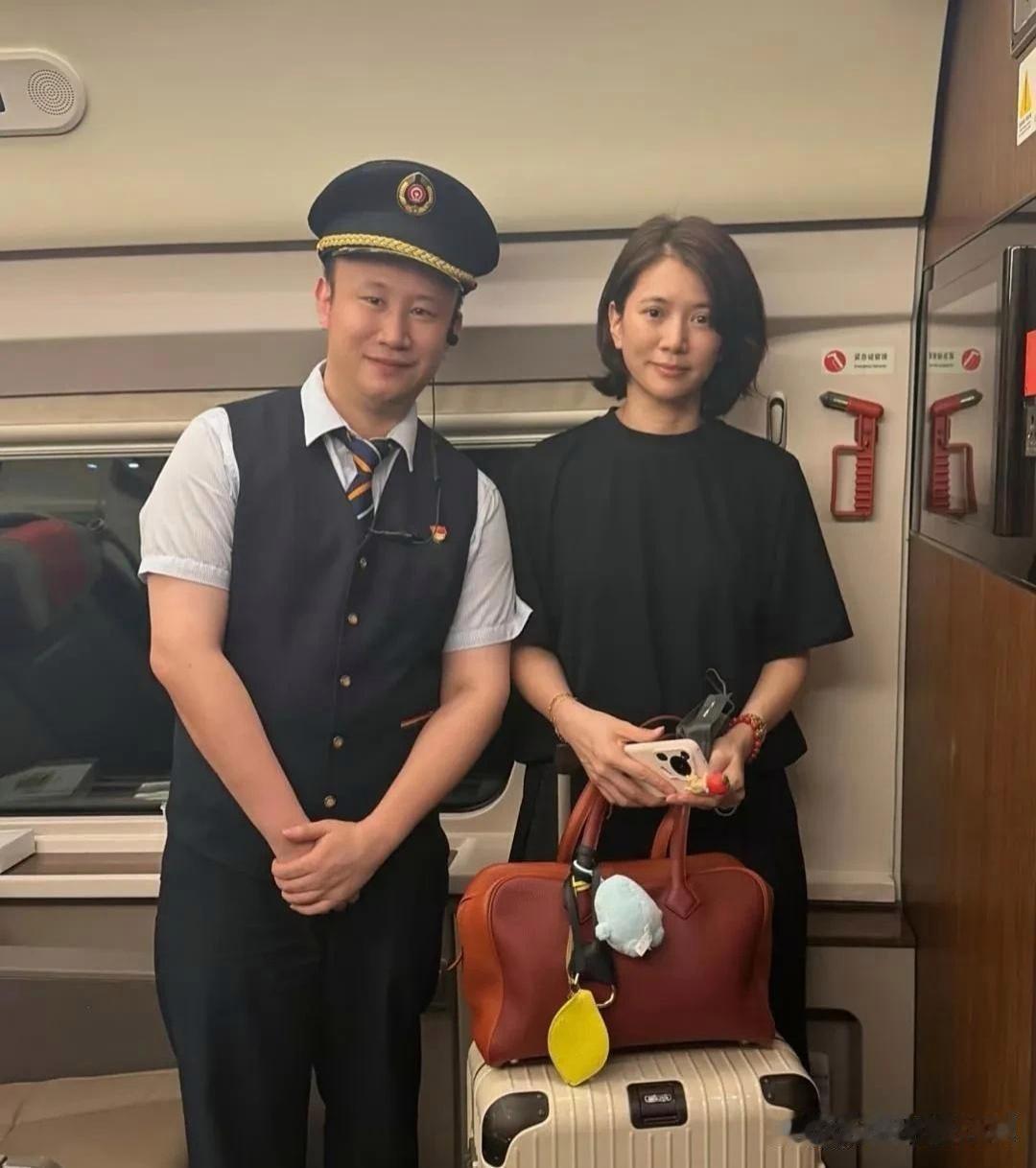 54岁袁咏仪坐高铁被偶遇，她剪了短发，化着淡妆，皮肤真好，身材很苗条，香港人真的好会保养啊！​