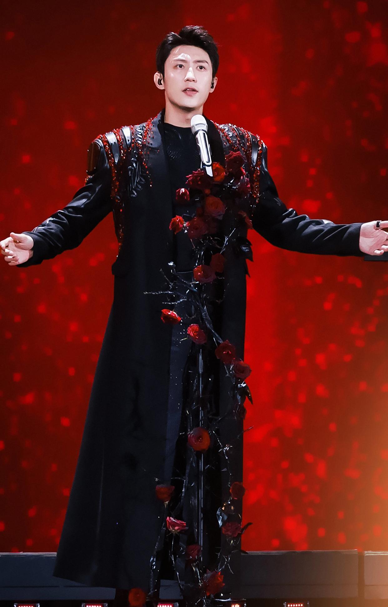 当红小生王一博在舞台上画着精致眼线，台下粉丝尖叫一片。教育部2021年却发文，