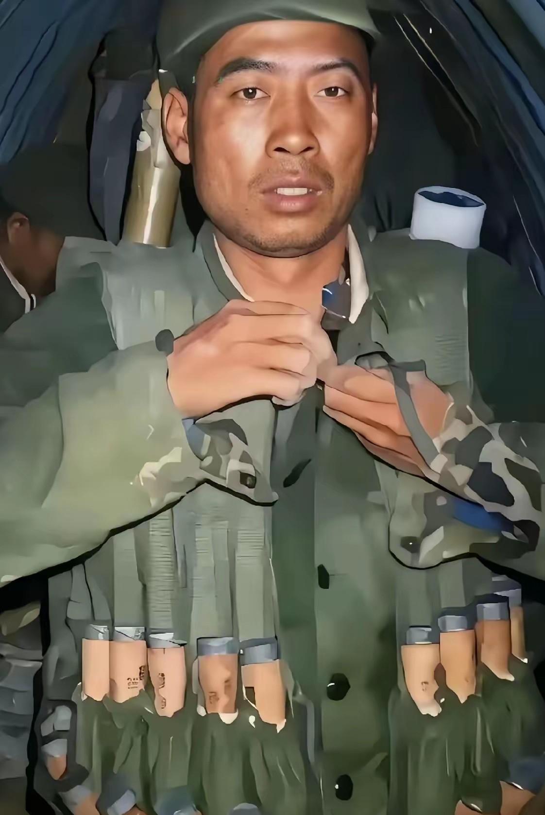 出征前全身挂满手榴弹留下战地留影，被称作“腰缠万弹勇士”！白润亮，47军1