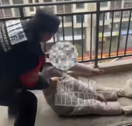 一名女子独自躺在四楼毛坯房的阳台地面，一连几天不吃不喝，整个人虚弱得几乎无法动弹