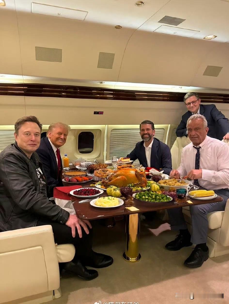空军一号的感恩节晚餐：特朗普总统、众议院议长约翰逊、卫生部长小肯尼迪、马斯克、总