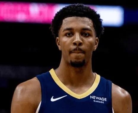 狮子大开口，鹈鹕可以去抢了。美记：鹈鹕对墨菲的要价是三首轮+年轻潜力球员。这