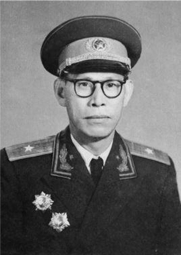 1955年，授衔大厅里，琼崖纵队副司令马白山，刚戴上少将肩章。他抬头，目光扫过人