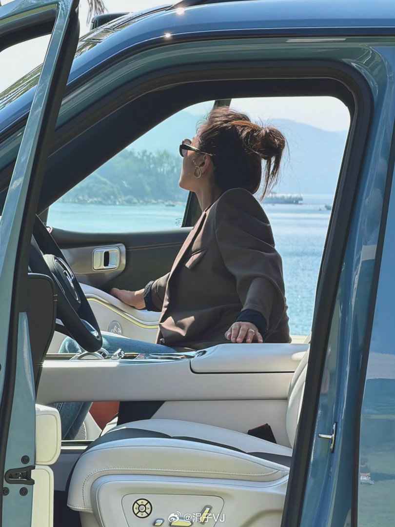 全新坦克700全域豪华SUV新旗舰，真会选地方，凭海临风，屹然而立，中正大气的气