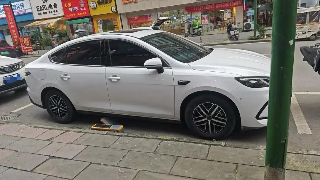 贵州遵义，一停车收费公司在路面上安装了感应锁车器，停完必须扫码缴费才能离开，一女