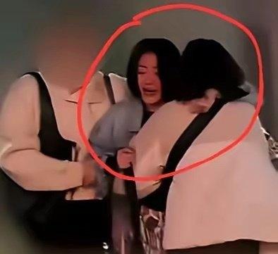 小S回应在街头崩溃大哭的原因！今天一早就在热搜上看到台媒曝光小S在街头崩溃
