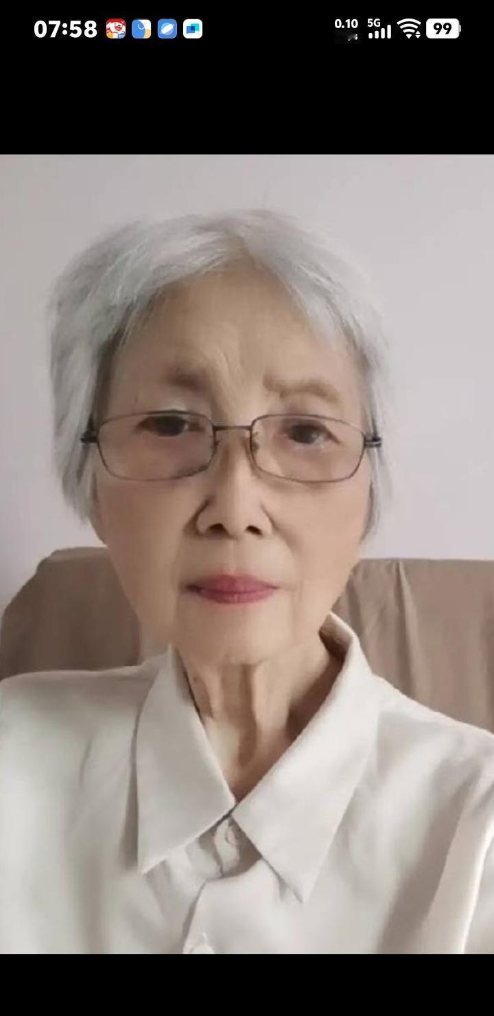 这张照片是我在上做生意初期的一位恩人。她是上海小资本家的千金小姐，也是我外婆邻居