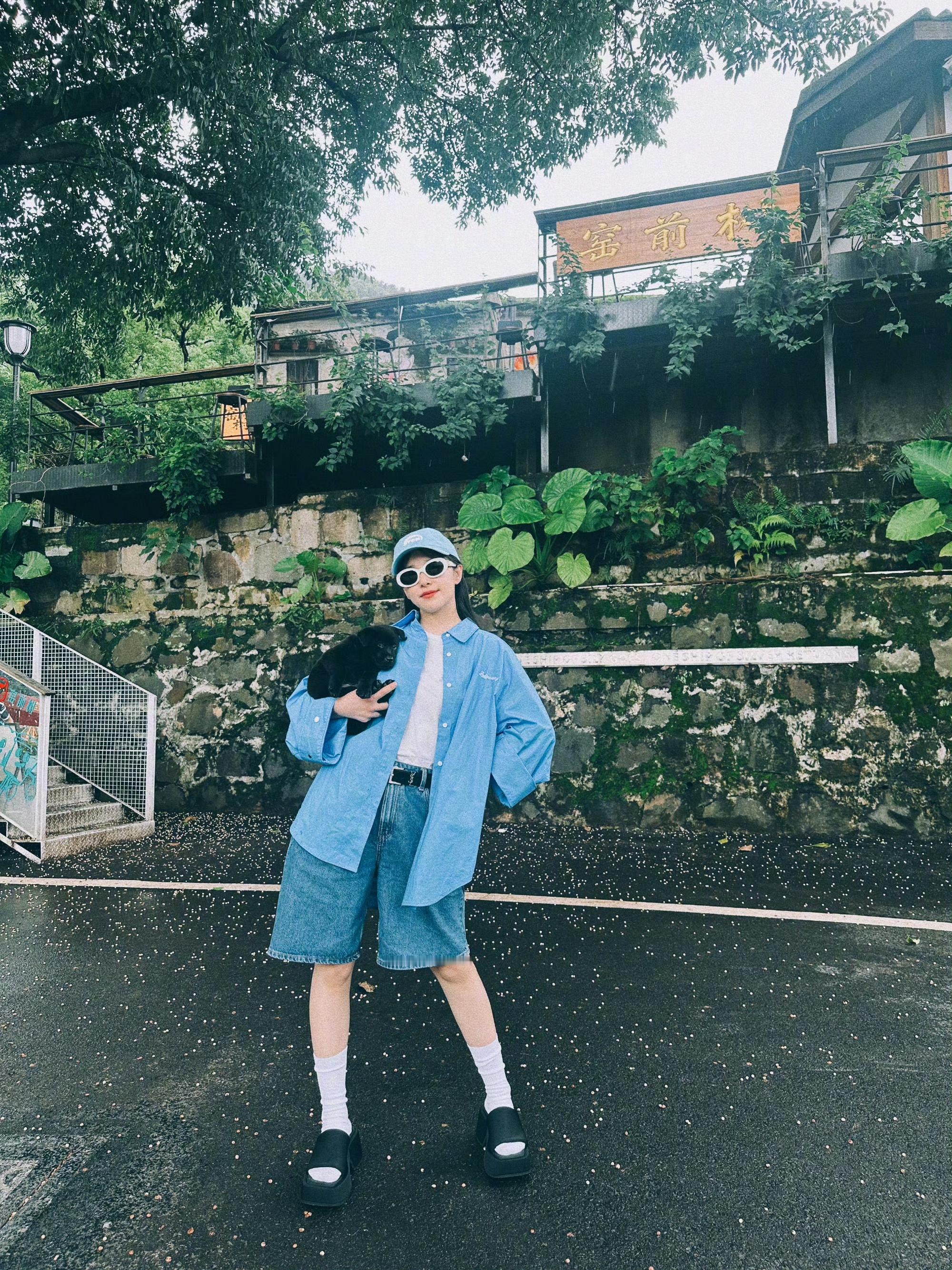 这个秋天像38岁的阚清子这样穿至少年轻10岁……你看，蓝色衬衫内搭白色打底，下搭牛仔短裤，脚上穿的是